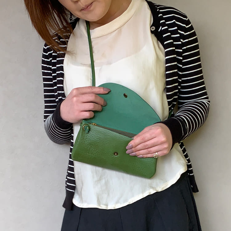 バッグ コーディネート 緑